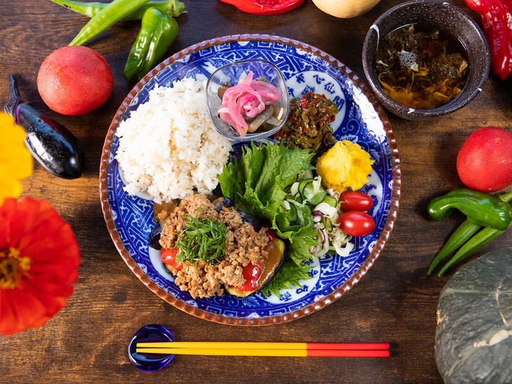 旬の食材と野菜がたっぷり摂れる『週替わりのプレートランチ』
