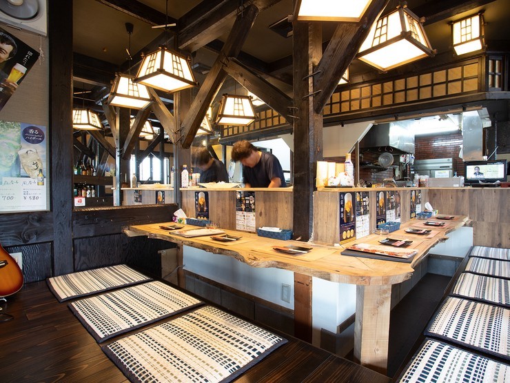 カジュアルな雰囲気ながらオシャレな店内