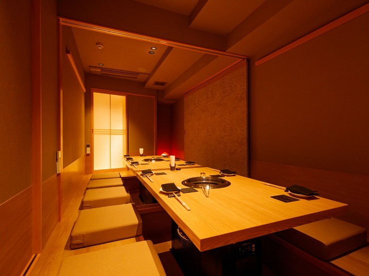 個室には最新式の無煙ロースターを採用