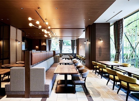 木のあたたかみと開放的な空気が心地よい空間