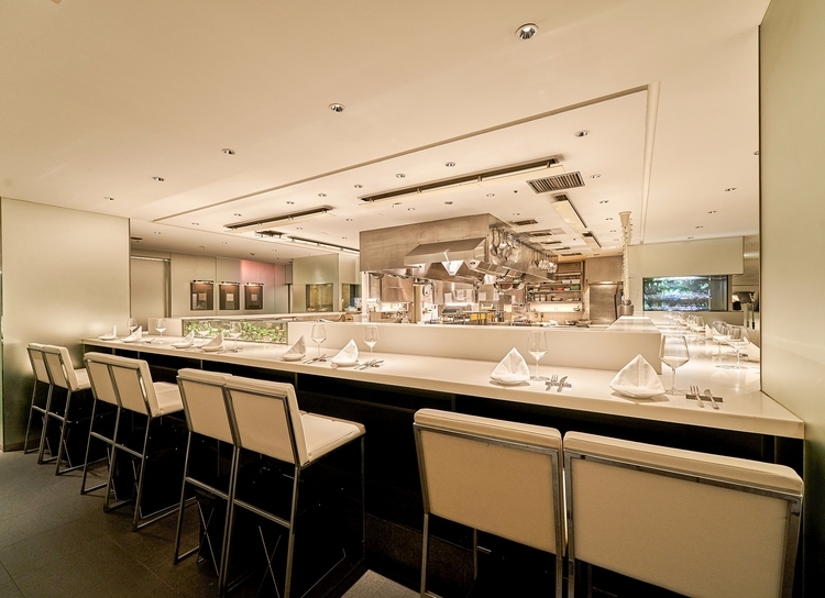 白と黒のコントラストのモダンな空間