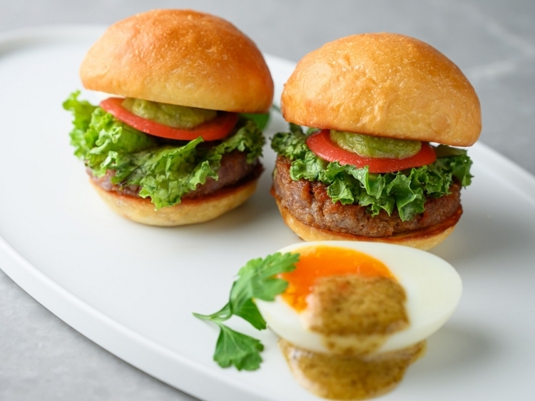 ランチメニュー『本鮪の照り焼きスライダー 特製ウフマヨを添えて』