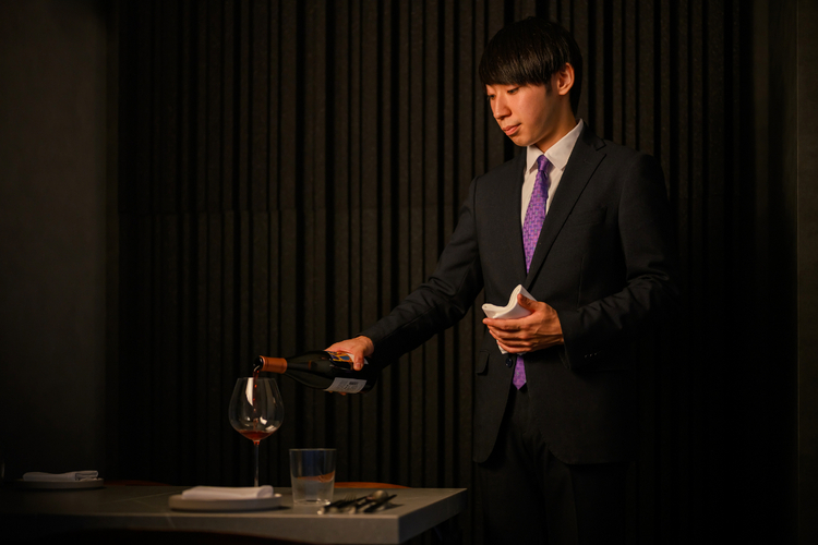 お好みのワインをスタッフがオススメしてくれます<br />
