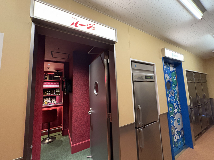 2階の奥には、2軒目づかいに最適なスナックとバー