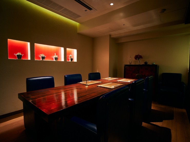 黒革のシートなどラグジュアリーな個室