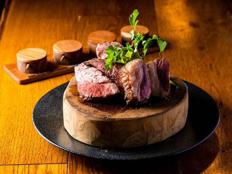 その日のオススメを炭火でじっくり炙った『塊肉の盛り合わせ』