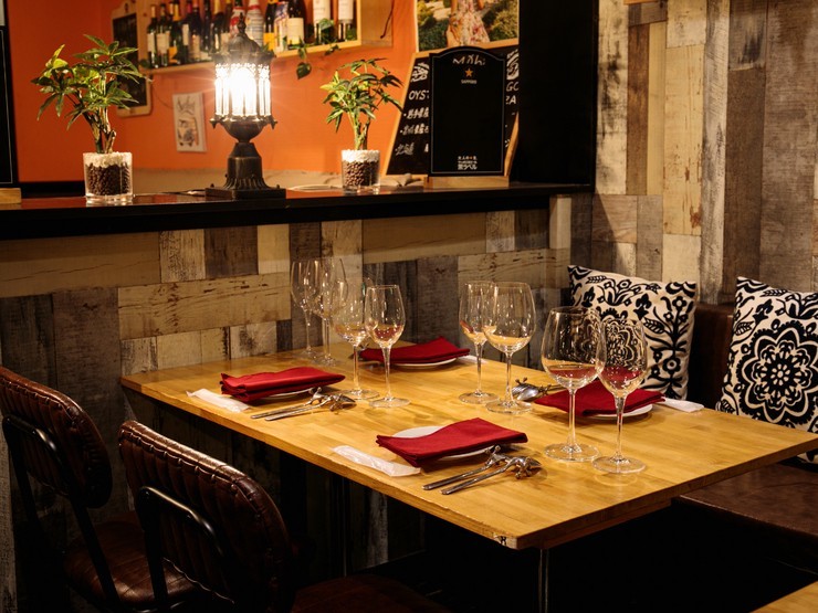 間接照明のあたたかな明かりに照らされた空間