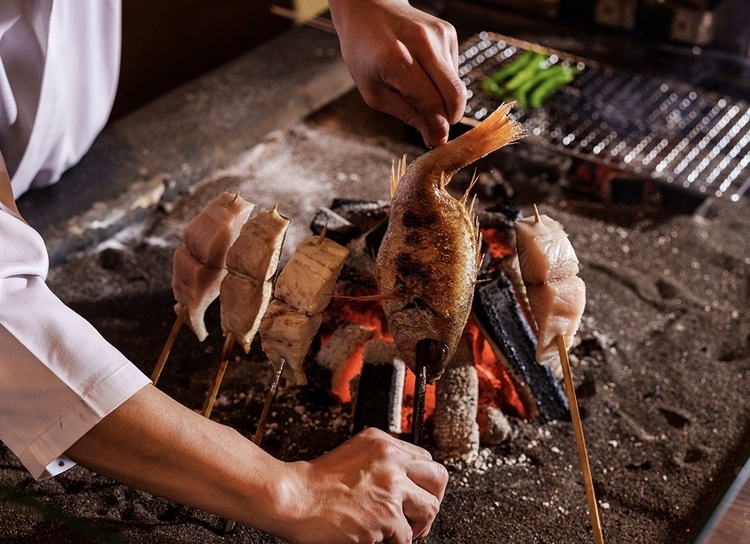 魚のおいしさを丸ごと味わえる『原始焼き』