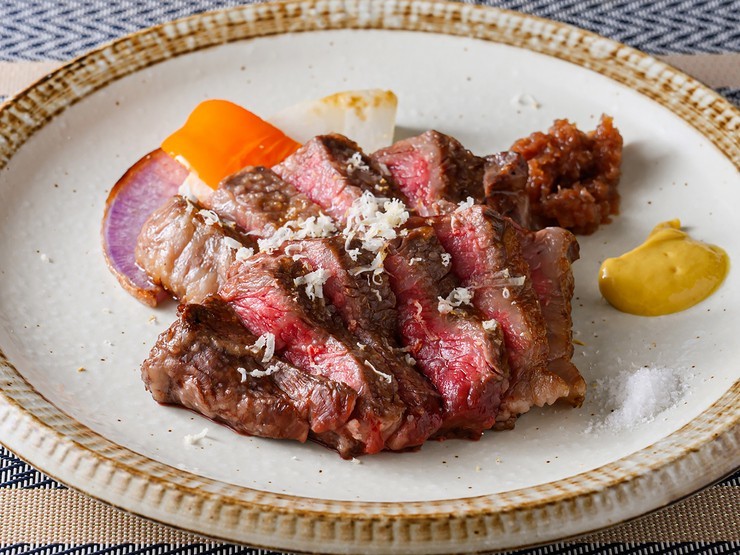 信頼できる仲卸業者から仕入れる『国産牛ランプ肉のグリルステーキ』