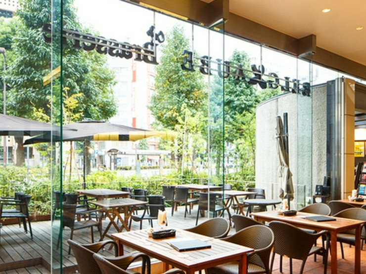 開放感のある明るい店内