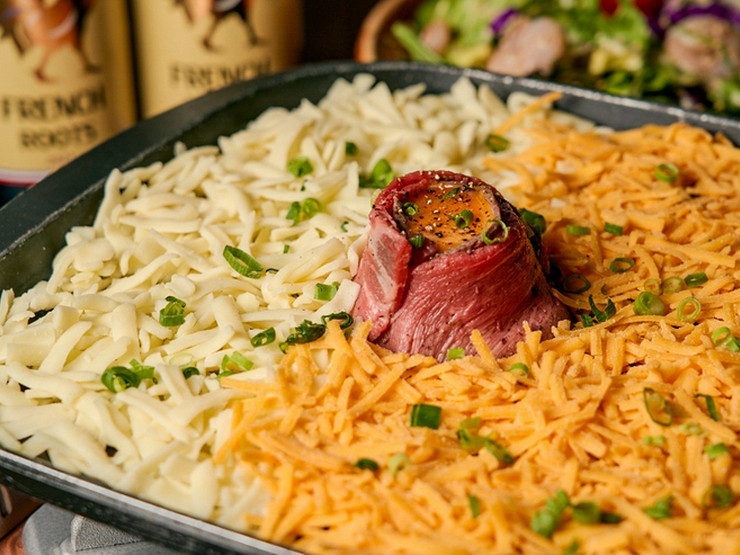 山のように盛り付けられたローストビーフが圧倒的『マウンテンローストビーフ』