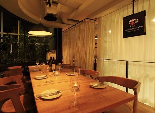 中庭を臨む大窓に面した全70席の店内