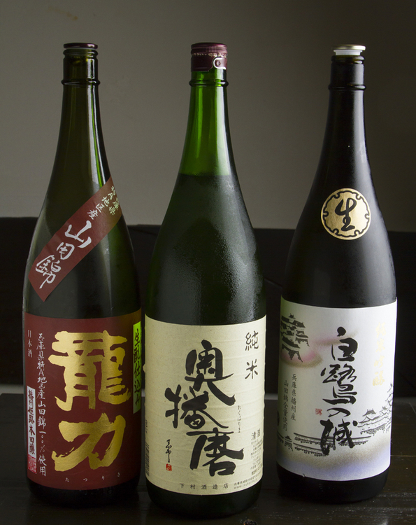 日本酒はグラス90ml（350円・税抜）～。熱燗は1合180ml（000円・税抜）から注文可