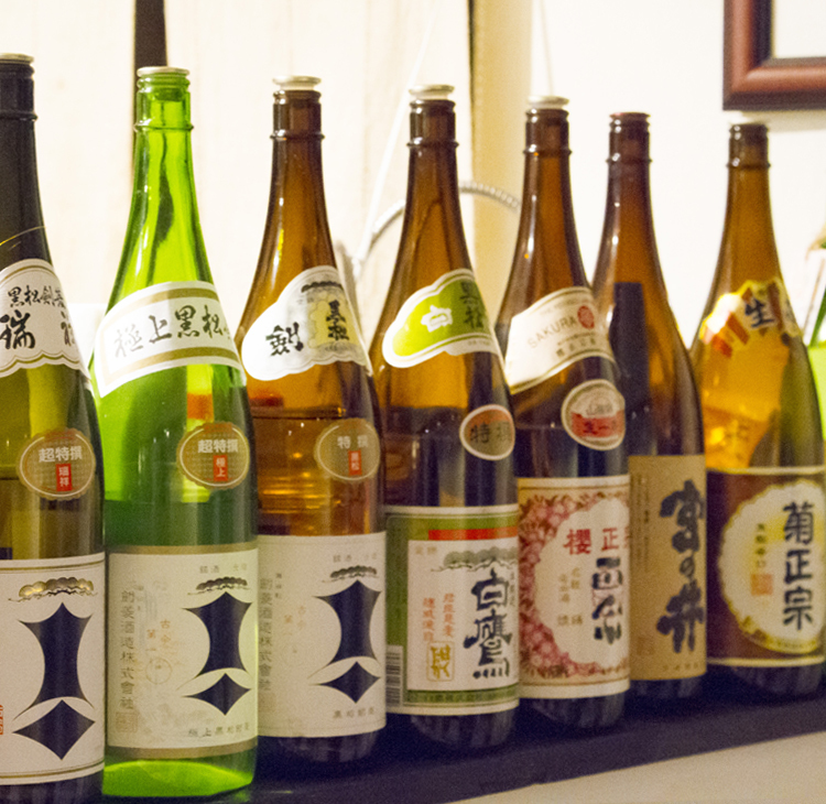 播州の地酒を中心に、兵庫五国の銘酒が150種超！ 地の素材を生かした肴を共に心地よく酔える酒亭