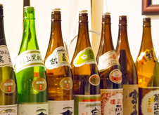 播州の地酒を中心に、兵庫五国の銘酒が150種超！ 地の素材を生かした肴を共に心地よく酔える酒亭