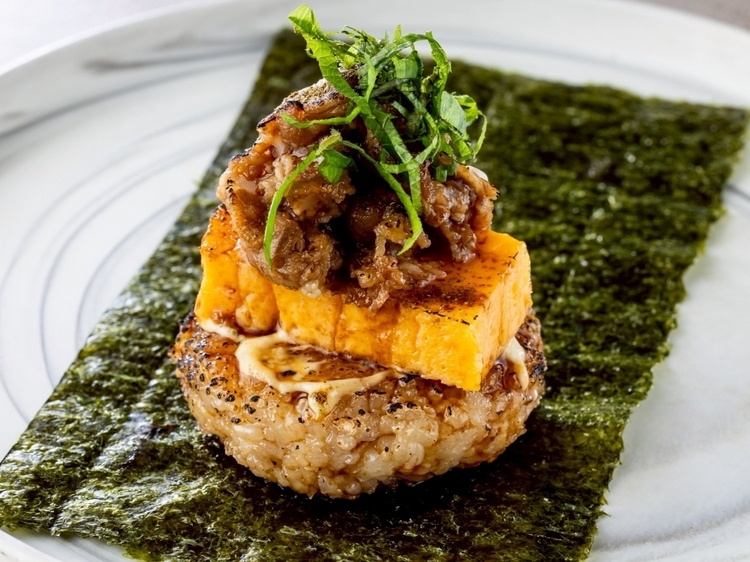 「築地山長」のだし巻き玉子がのった焼きおにぎり。黒毛和牛SUKIYAKI 480円、葱ねぎとろ 350円、からし高菜とずわい蟹 400円が新登場