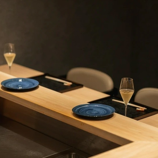 【鮨ふじおか】のカウンター