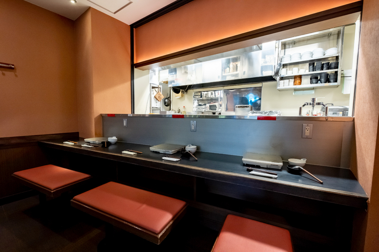 【博多名物 もつ鍋笑楽】のカウンター席