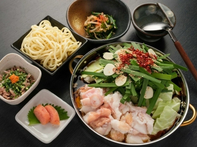 ランチタイムには「もつ鍋定食」や「特選馬刺し御膳」などもあり