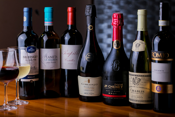 リーズナブルに楽しめるボトルワインも豊富に揃います