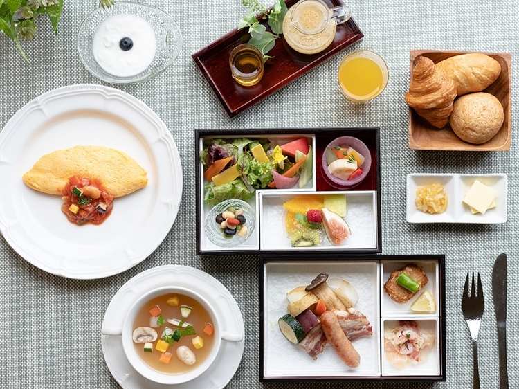 地元産のソーセージなどが彩りよく並ぶ洋の朝食の一例