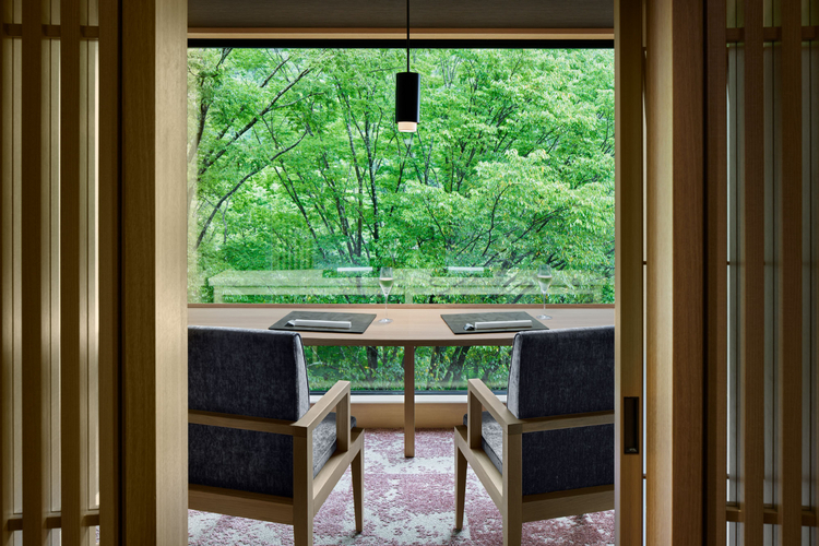 湯坂山が目の前に広がるカウンター席の個室