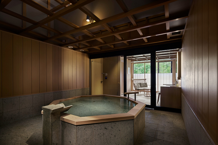 格子状に組まれた梁が特徴の「静寂（しじま）の湯」