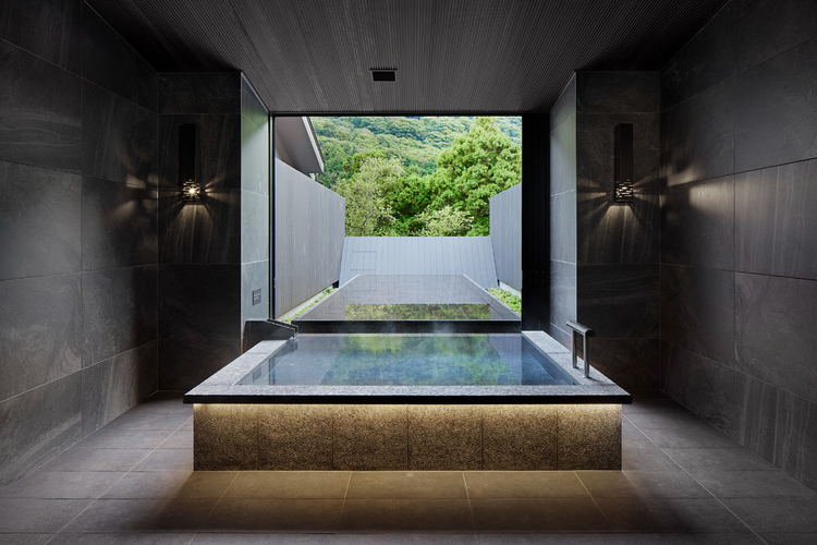 窓の外に繋がっているような「水面（みなも）の湯」