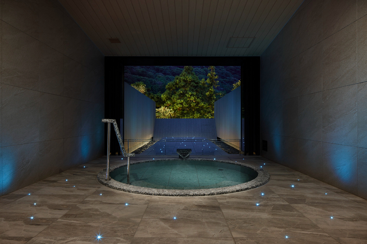 幻想的な雰囲気の「明灯（あかり）の湯」