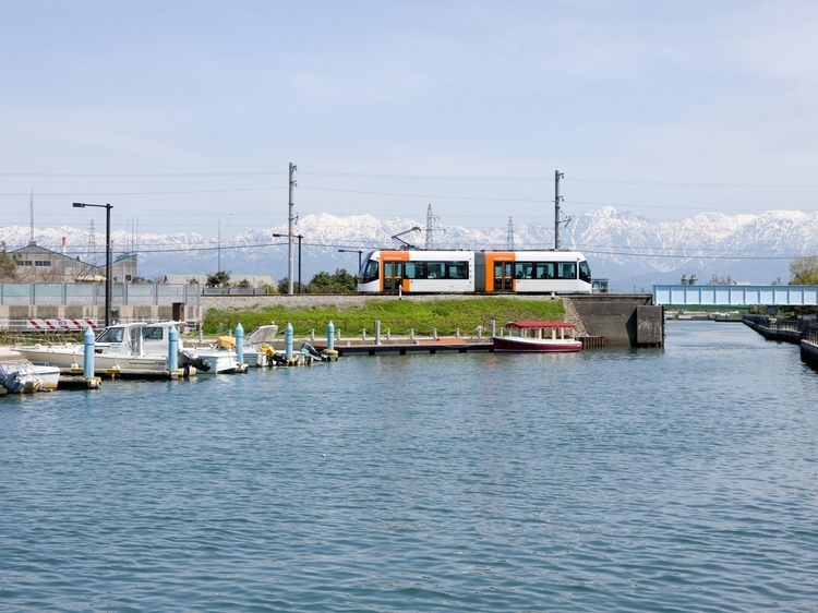 新湊の水辺を走る富山地鉄