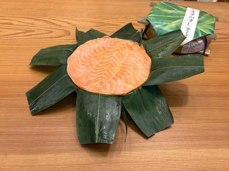 富山名物として全国に知られる、笹に包んだ押しずし「ます寿司」