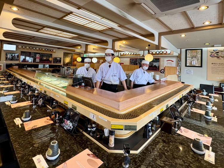 凛とした職人の気配と温もりあるカウンター