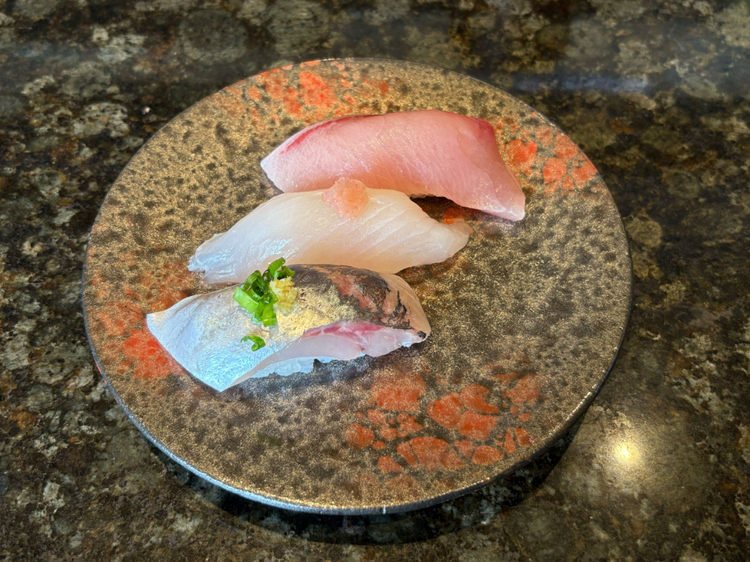 【氷見回転寿司 粋鮨 高岡店】の「朝採れ3種」