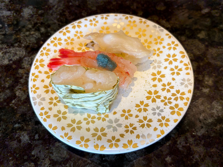 【氷見回転寿司 粋鮨 高岡店】の「地もの3種盛り」