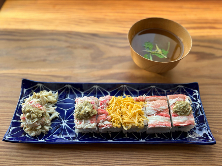 本ズワイガニの旨みが凝縮された押し寿司。産地ならではの贅沢な味わいでした