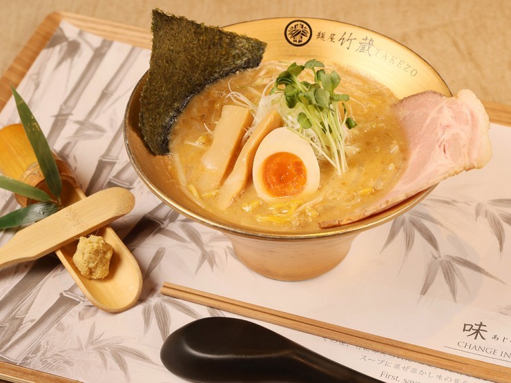 まろやかな旨みと深いコクが調和し、中太ちぢれ麺と絶妙に絡み合う『徳川味噌ラーメン』