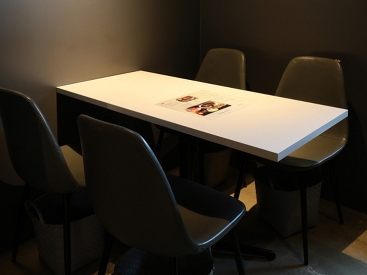 和食と鉄板焼 まある casualの内観