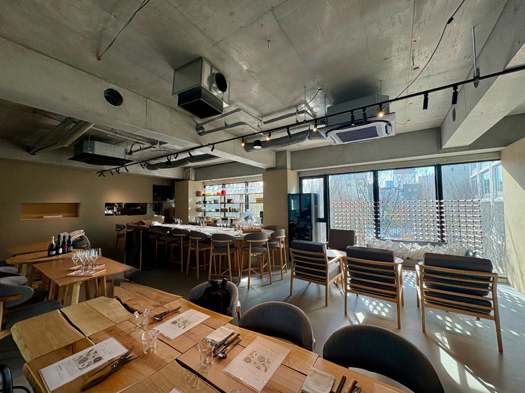【APÉRO AOYAMA Winebar & Table】の内観