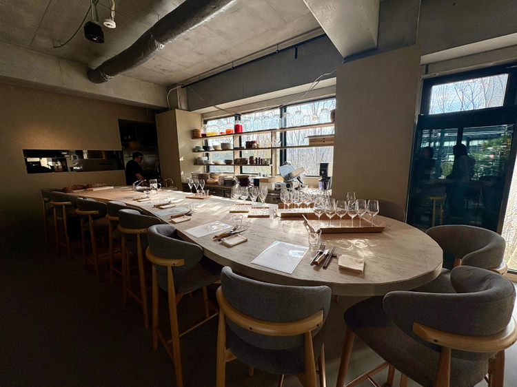 【APÉRO AOYAMA Winebar & Table】のカウンター席