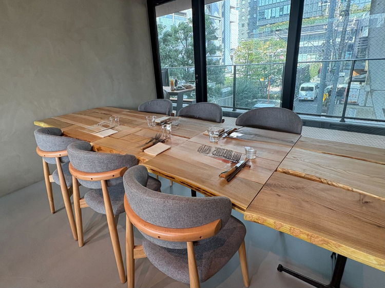 【APÉRO AOYAMA Winebar & Table】のテーブル席