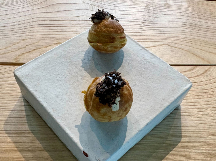 AMUSE：『チーズたこ焼きと国産トリュフ』岐阜県のトリュフハンター・谷田さんが採取した国産トリュフ／共働学舎のラクレットチーズ