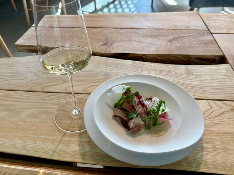 『炙り天然鯛、ビーツのハリッサ、玄米酒粕麹のチーズ』／寺田本家（千葉）の麹と玄米／ショーファーム（横須賀・パーマカルチャー）のビーツ