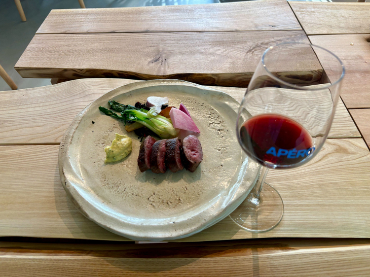 『鹿のロース、季節の野菜』北海道産エゾジカ（ジビエマルシェ）／チンゲンサイ・パースニップロティ・チャード（横須賀・ショーファーム）ル・ポタジェ・デ・セル（長野）・柴海（千葉）