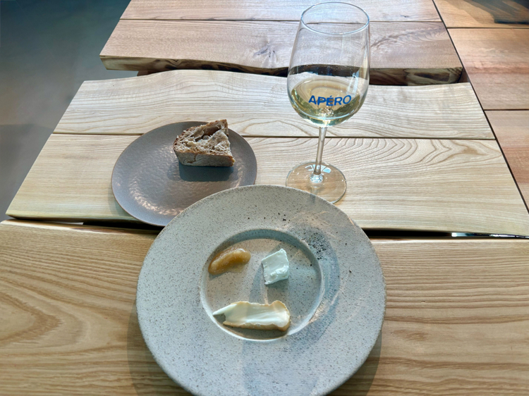 『国産チーズ2種類』高秀牧場（千葉）／みらさか農園（広島）／洋梨のコンポート／パン（この日は三軒茶屋「ボネダンヌ」のパン）