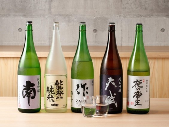 厳選された20種類以上の日本酒。江戸時代の伝統を受け継ぐ銘酒からフルーティーな一杯まで、料理を引き立てる酒が揃います