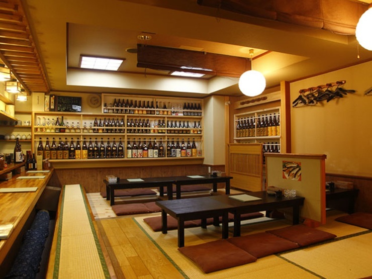 少人数でも大人数でも対応可能な店内