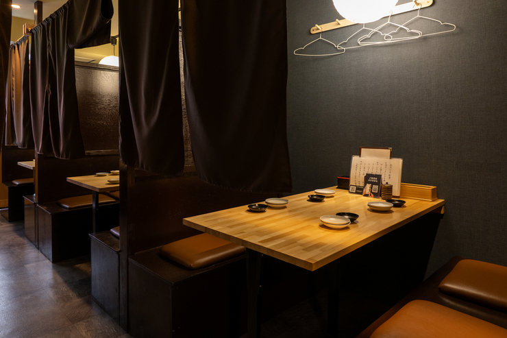和モダンで落ち着いた雰囲気の店内は、全席半個室を完備。旅の疲れを癒やしながら、周囲を気にせず心地よい時間を過ごせます