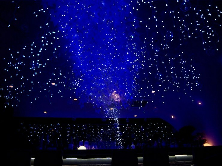 幻想的なイルミネーションの落ち着いた空間