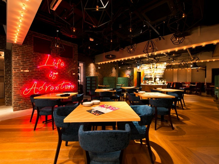 ワインシャンデリアが特徴のオシャレな店内