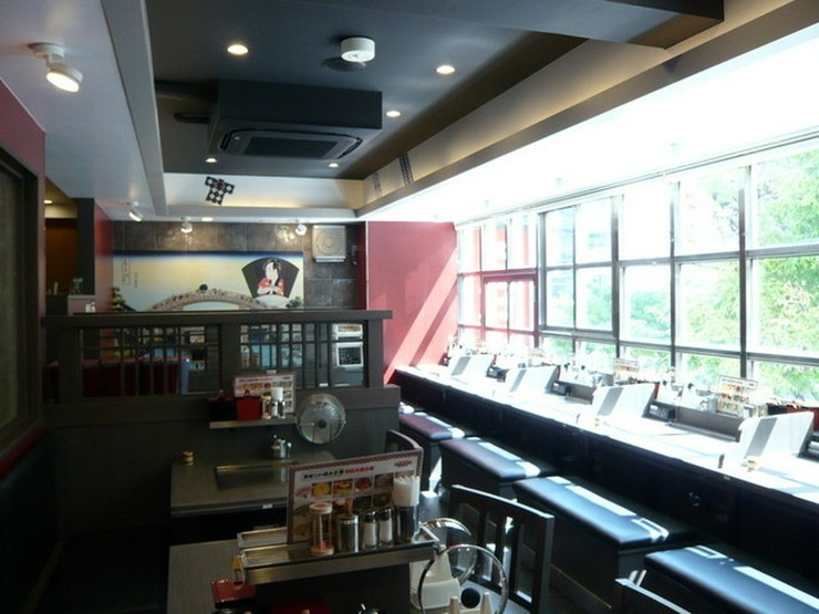 大きな窓がある開放的な店内
